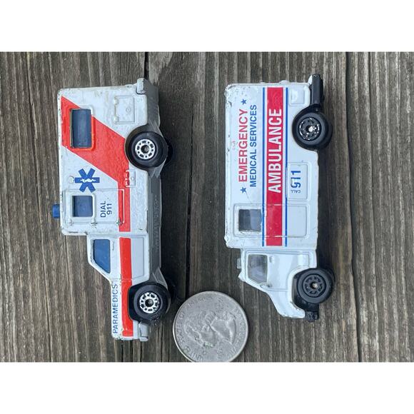 2 vintage toy ambulance Maisoto and Matchbox - Picture 10 of 11